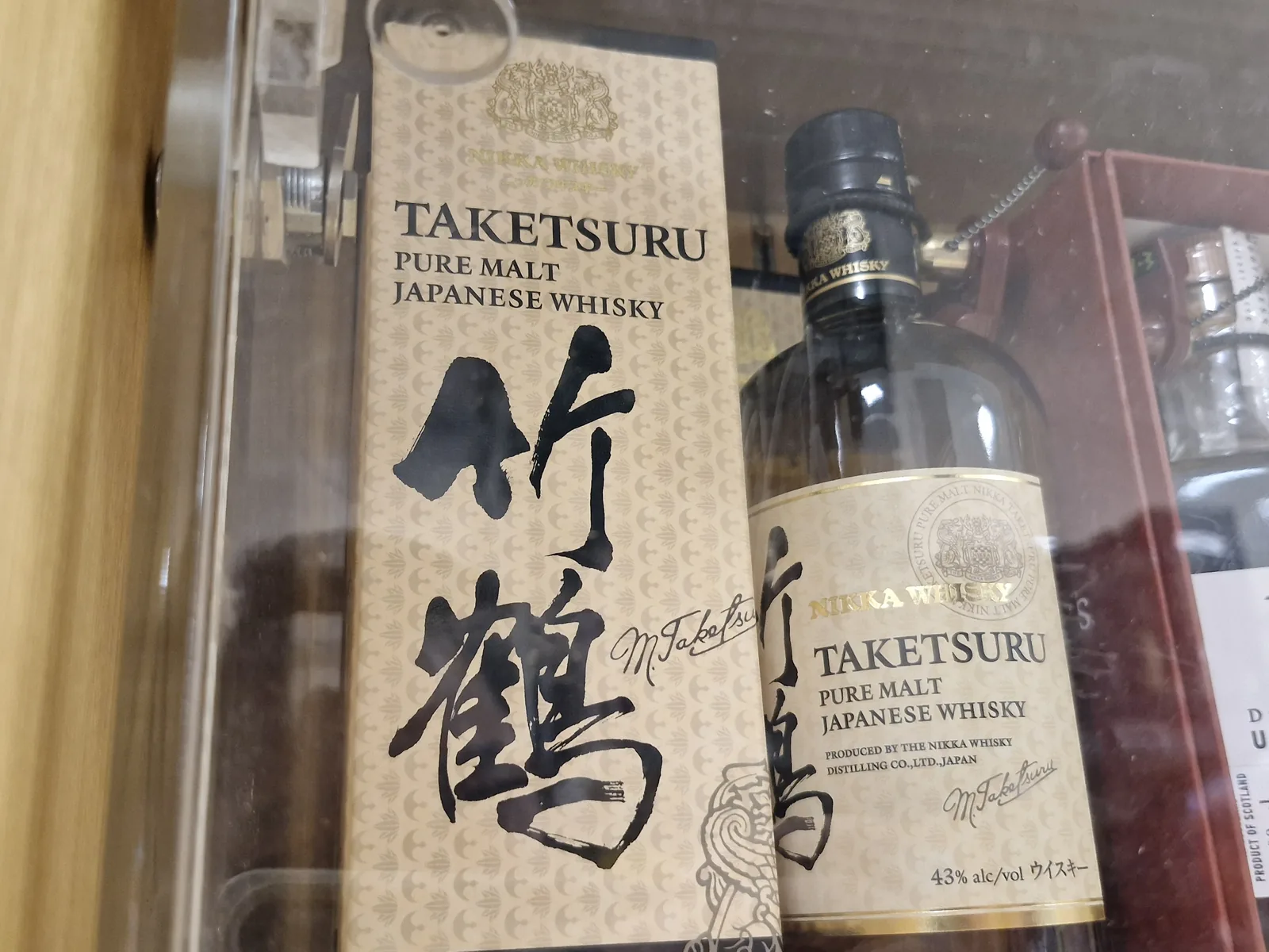 이마트 주류 진열장 안의 니카 타케츠루 퓨어몰트 재패니즈 위스키 700ml 병과 종이 패키지