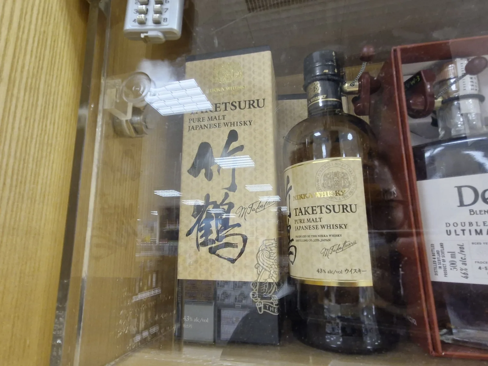번호 자물쇠가 달린 이마트 위스키 진열장에 놓인 타케츠루 퓨어몰트