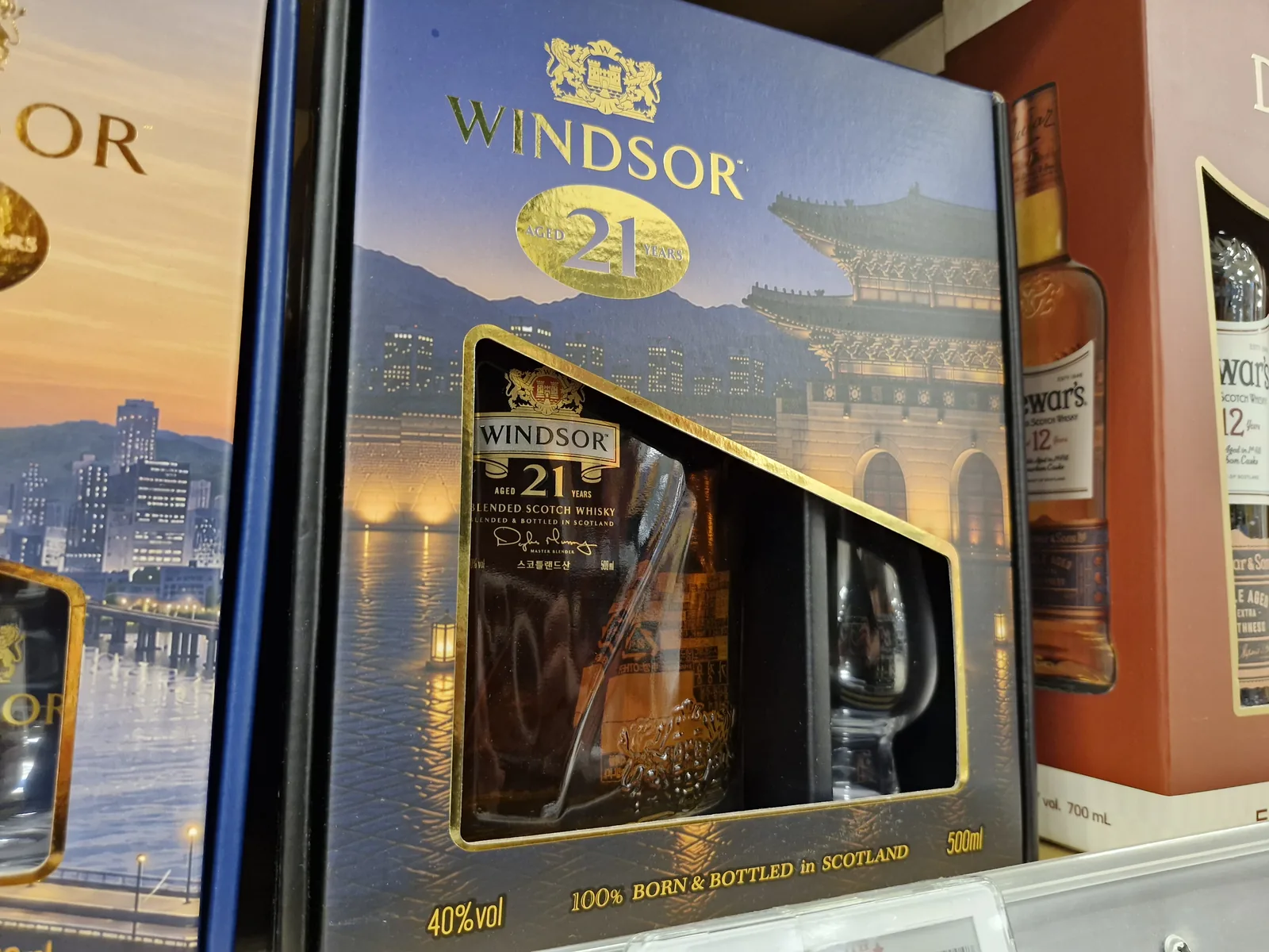윈저 21년 선물세트 상자 하단의 40%vol과 100% BORN & BOTTLED in SCOTLAND, 500ml 표기